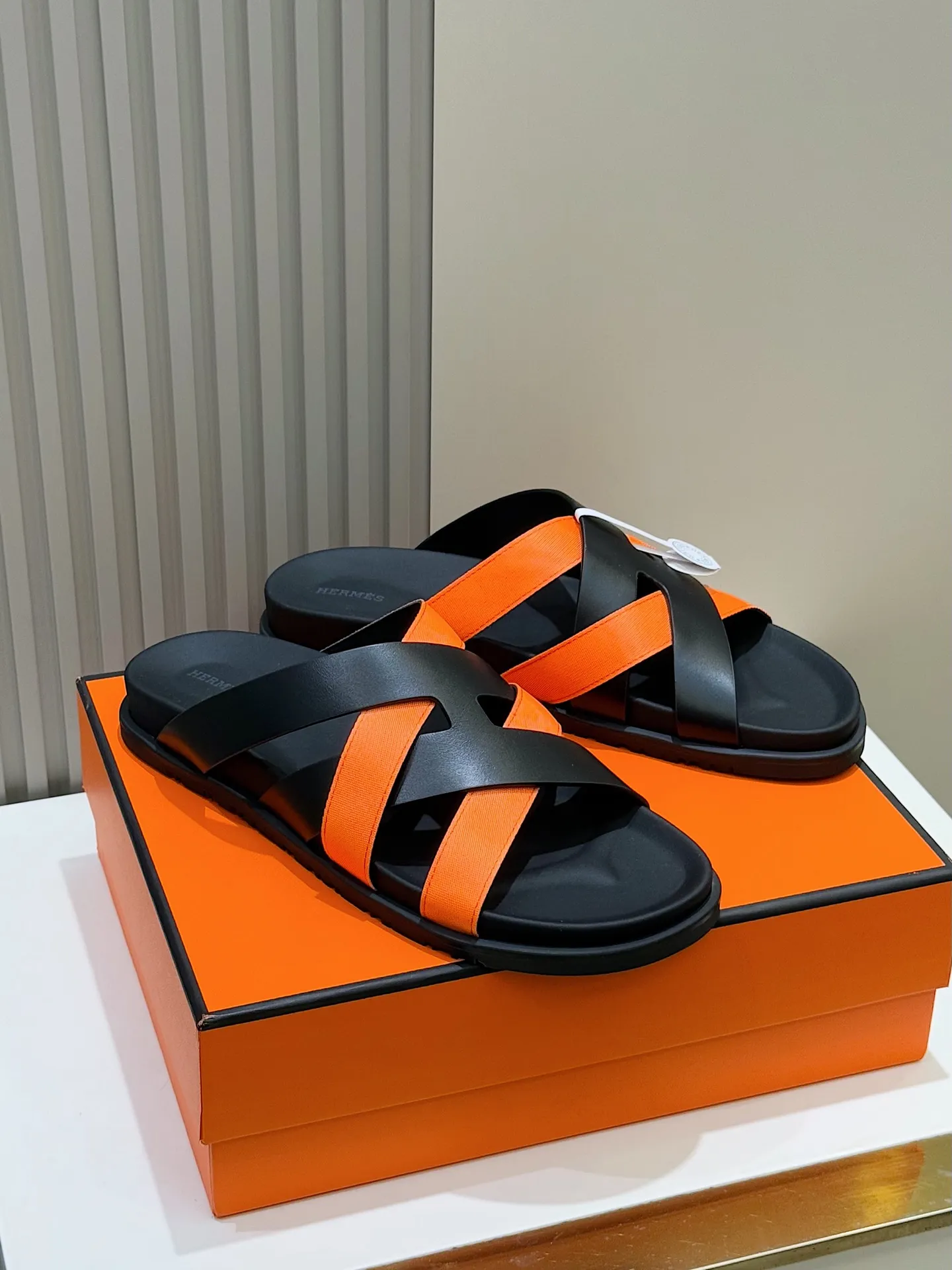 Batch 280 Hermes men's Kazimir slippers - top quality woven calfskin functional sandals, with interwoven uppers inspired by the "H" iconic pattern to create a casual look, perfect for summer. Imported cowhide + cowhide lining + rubber outsole Size: 38-44 (.45.46 customized)
